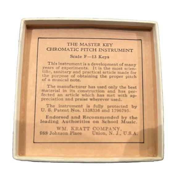 Vintage Chromatic Pitch Pipe Instrument The Master Key WM Kratt Co A-440 13 Keys - Picture 7 of 7
